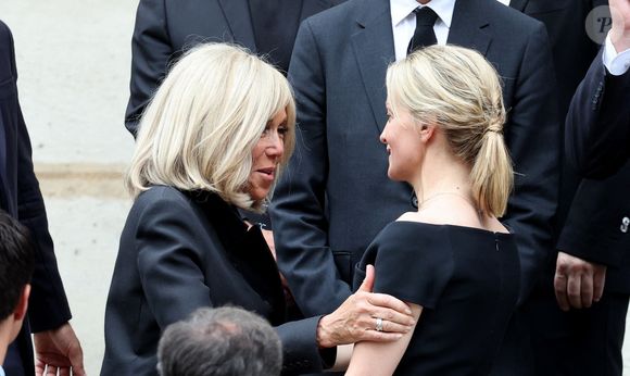Brigitte Macron, Audrey Crespo-Mara - Sorties des obsèques de Thierry Ardisson en l’église Saint-Roch de Paris, France, le 17 juillet 2025.  © Clovis-Jacovides/Bestimage