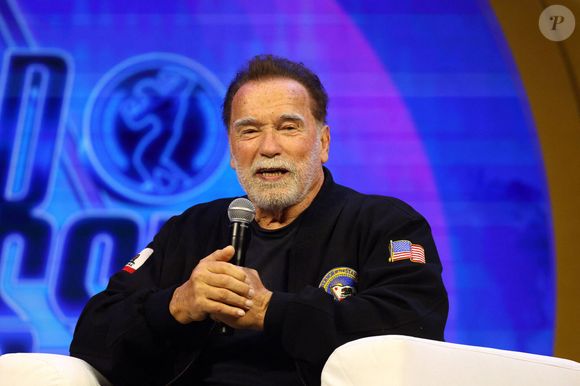 À travers son blog, il partage désormais une vision du sport axée sur la santé et la longévité.

Arnold Schwarzenegger au festival Arnold Sports UK. © Imago/PsnewZ/Bestimage
