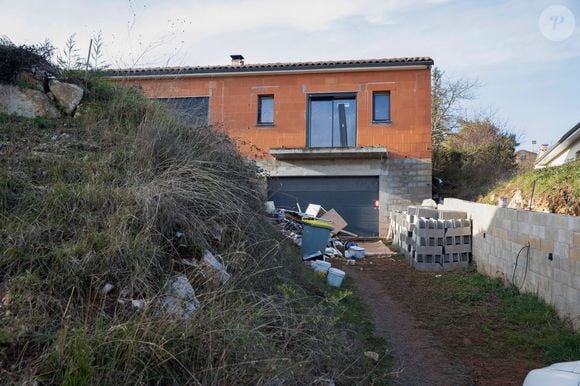 La maison en construction de Delphine Jubillar (Aussaguel) , disparue sans laisser de traces depuis le 16 décembre 2020 à Cagnac les Mines dans le Tarn. Un gendarme et une équipe du service des eaux ont mené des investigations pour chercher des traces dans le réseau raccordé à la maison. Le 7 janvier 2021 © Frédéric Maligne / Bestimage