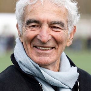 Raymond Domenech reste fidèle au football et surtout à la télévision. 

Raymond Domenech lors du match de bienfaisance organisé par le Club des Variétés de France au Stade Paul Cosyns, à Compiègne, en France. L'équipe du Variétés Club de France affronte l'équipe des Chercheurs français, dans le cadre de l'opération "Des buts contre le cancer" au profit de l'Institut Gustave Roussy. Photo : Édouard Bernaux/ABACAPRESS.COM