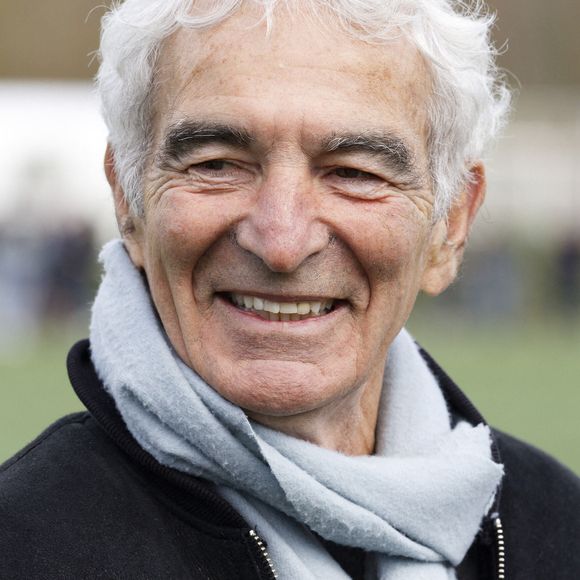 Raymond Domenech reste fidèle au football et surtout à la télévision. 

Raymond Domenech lors du match de bienfaisance organisé par le Club des Variétés de France au Stade Paul Cosyns, à Compiègne, en France. L'équipe du Variétés Club de France affronte l'équipe des Chercheurs français, dans le cadre de l'opération "Des buts contre le cancer" au profit de l'Institut Gustave Roussy. Photo : Édouard Bernaux/ABACAPRESS.COM