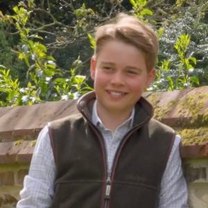 Selon plusieurs sources, il aurait eu envie d'un hamburger d'une célèbre enseigne de fast-food alors qu'il était en mer avec sa famille. 
Le prince George célèbre son 12e anniversaire tout sourire, accompagné de ses frères et sœurs, la princesse Charlotte, 10 ans, et le prince Louis, 7 ans, dans une vidéo tournée dans les coulisses d'une séance photo.
©JLPPA / Bestimage