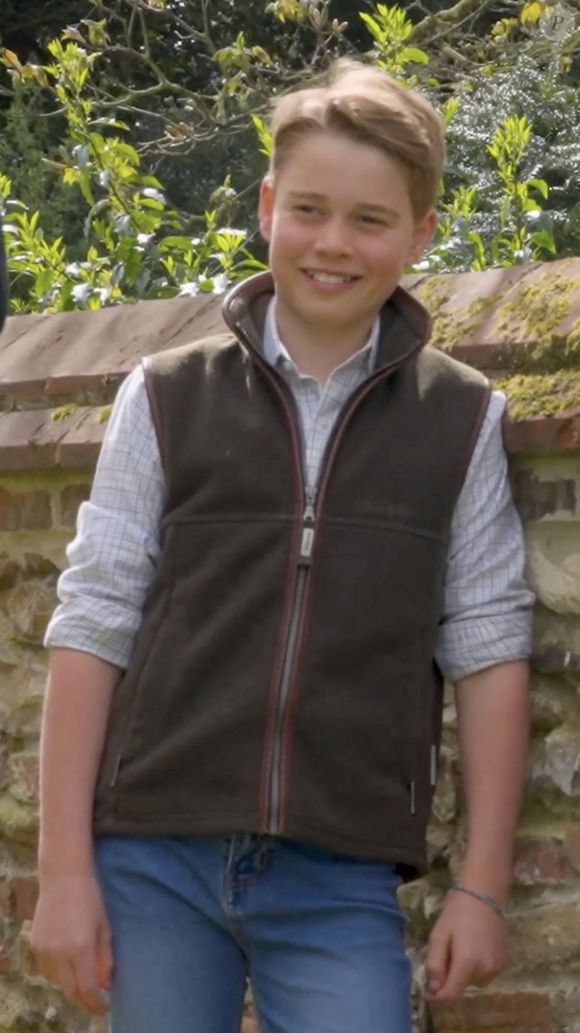 Selon plusieurs sources, il aurait eu envie d'un hamburger d'une célèbre enseigne de fast-food alors qu'il était en mer avec sa famille. 
Le prince George célèbre son 12e anniversaire tout sourire, accompagné de ses frères et sœurs, la princesse Charlotte, 10 ans, et le prince Louis, 7 ans, dans une vidéo tournée dans les coulisses d'une séance photo.
©JLPPA / Bestimage