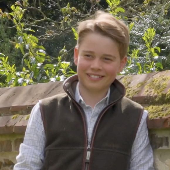 Selon plusieurs sources, il aurait eu envie d'un hamburger d'une célèbre enseigne de fast-food alors qu'il était en mer avec sa famille. 
Le prince George célèbre son 12e anniversaire tout sourire, accompagné de ses frères et sœurs, la princesse Charlotte, 10 ans, et le prince Louis, 7 ans, dans une vidéo tournée dans les coulisses d'une séance photo.
©JLPPA / Bestimage