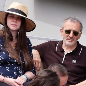 Ce nouveau chapitre familial s’ouvre alors qu’il est déjà père d’Antoine, âgé de 29 ans, ce qui souligne la grande différence d’âge entre ses deux enfants. 

Elie Semoun et sa compagne Aude Fraineau (enceinte) dans les tribunes lors des Internationaux de France de Tennis de Roland Garros. © Dominique Jacovides/Bestimage