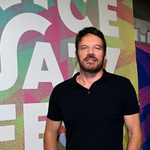 Il a filmé et photographié le paysage, visiblement ravi de l’expérience.

Nice Jazz Fest 2025 à Nice - Jour 3 - Samuel le Bihan en spectateur attentif sur la scène Massena après le concert de la chanteuse-compositrice britannique Jorja Smith, le 26 juillet 2025. © Bruno Bebert / Bestimage