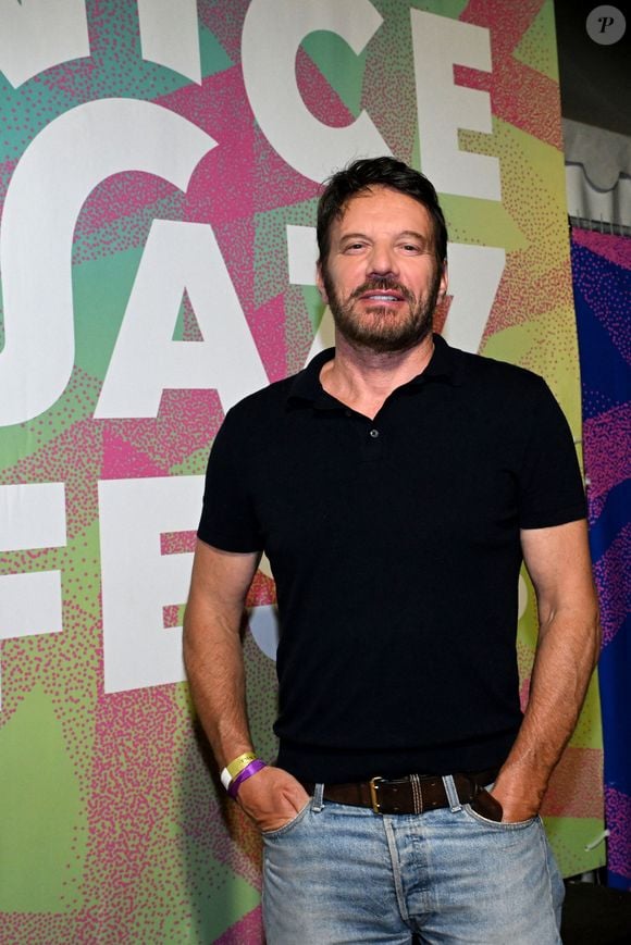 Il a filmé et photographié le paysage, visiblement ravi de l’expérience.

Nice Jazz Fest 2025 à Nice - Jour 3 - Samuel le Bihan en spectateur attentif sur la scène Massena après le concert de la chanteuse-compositrice britannique Jorja Smith, le 26 juillet 2025. © Bruno Bebert / Bestimage