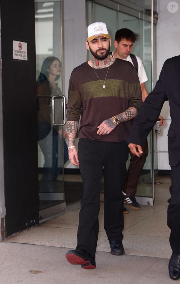 L'ancien memebre des One Direction a publié une photo sur Instagram ce vendredi 17 avril. 
New York City, NY Zayn Malik est aperçu à la sortie des studios de CBS après son apparition dans l'émission The Drew Barrymore Show à New York City, portant un tee-shirt marron et vert, un pantalon noir et une casquette "Drew", de l'émission.
Backgrid USA / Bestimage