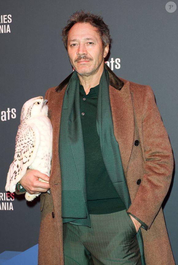 S'il y incarne le personnage principal, l'acteur compte plusieurs partenaires de jeu. 

Bruno Debrandt - Photocall de la remise des prix lors du Festival Séries Mania "Les Éclats" à la Gaîté Lyrique à Paris le 12 decembre 2023. © Coadic Guirec / Bestimage