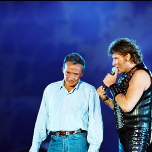 Michel Sardou en duo avec Johnny Hallyday au Parc des Princes en 1993. Photo par BERTRAND RINDOFF PETROFF / BESTIMAGE