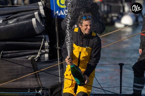 Le skipper de Macif Charlie Dalin remporte la dixième édition du tour du monde en solitaire Vendée Globe en pulvérisant le record de l’épreuve en 64 jours, 19 heures 22 minutes et 49 secondes aux Sables-d'Olonne, France, le 14 janvier 2025. © Alexis Courcoux/Psnewz/Bestimage