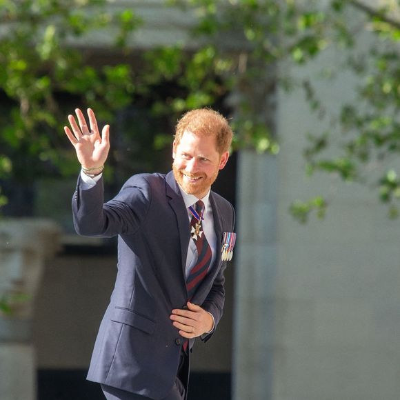 Cet anneau, fabriqué depuis une dizaine d'années par l'entreprise finlandaise Oura, a été popularisé par une autre figure de la royauté : le prince Harry.

Le prince Harry, duc de Sussex arrive à la célébration du 10ème anniversaire des Invictus Games, en la cathédrale Saint-Paul à Londres, le 8 mai 2024. © Tayfun Salci/ZUMA Press/Bestimage