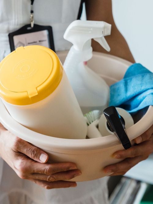 Cette astuce à moins de 2€ promet de faire briller la paroi de douche et la robinetterie en un clin d'œil