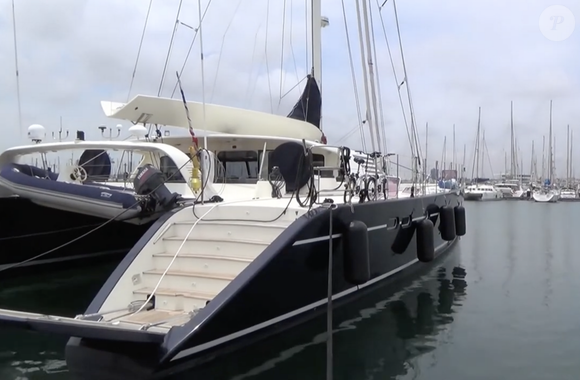 Christian Clavier était l'armateur du catamaran Rose Of Jericho qui était loué 35 000 euros pour une semaine de navigation avec l'équipage. Capture YouTube
