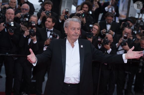 Alain Delon (Palme d'Or d'Honneur du 72ème festival de Cannes avec un badge Paris Match d'une ancienne couverture du magazine titrant "Alain Delon, mes deux amours, Rosalie et Anouchka) - Montée des marches du film "A Hidden Life" lors du 72ème Festival International du Film de Cannes. Le 19 mai 2019 Backgrid UK/ Bestimage