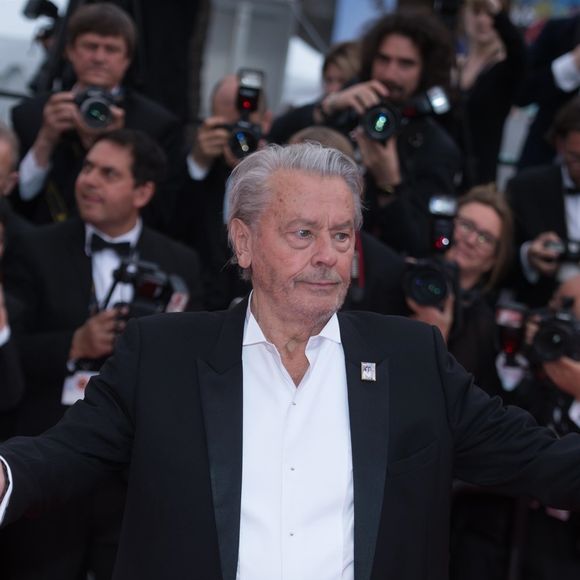 Alain Delon (Palme d'Or d'Honneur du 72ème festival de Cannes avec un badge Paris Match d'une ancienne couverture du magazine titrant "Alain Delon, mes deux amours, Rosalie et Anouchka) - Montée des marches du film "A Hidden Life" lors du 72ème Festival International du Film de Cannes. Le 19 mai 2019 Backgrid UK/ Bestimage