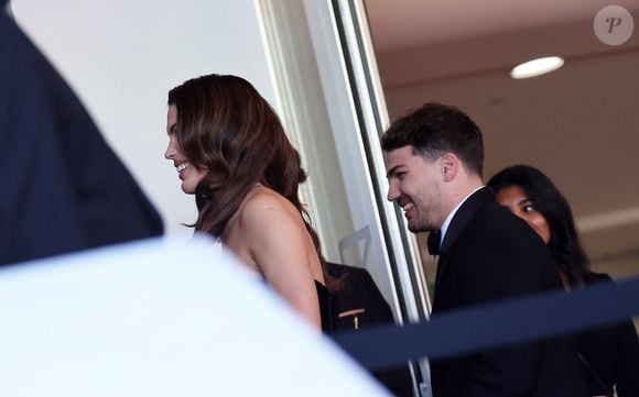 Antoine Dupont et sa compagne Iris Mittenaere se retrouvent sur les marches  du film « Dossier 137 » lors du 78ème Festival International du Film de Cannes le 15 mai 2025. © Jacovides / Moreau / Bestimage