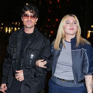 En attendant, la fillette accompagne déjà ses parents dans leur univers artistique et apprend le piano auprès de son père.

Florian Rossi et Louane arrivent à l’after-party Miu Miu organisée dans le cadre de la Fashion Week prêt-à-porter féminin automne-hiver 2025-2026 de Paris, le 11 mars 2025, à Paris, en France.

© Photo by Lucia Sabatelli / Bestimage