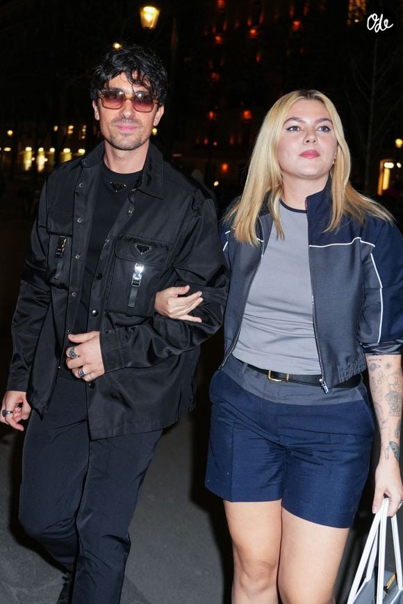 En attendant, la fillette accompagne déjà ses parents dans leur univers artistique et apprend le piano auprès de son père.

Florian Rossi et Louane arrivent à l’after-party Miu Miu organisée dans le cadre de la Fashion Week prêt-à-porter féminin automne-hiver 2025-2026 de Paris, le 11 mars 2025, à Paris, en France.

© Photo by Lucia Sabatelli / Bestimage