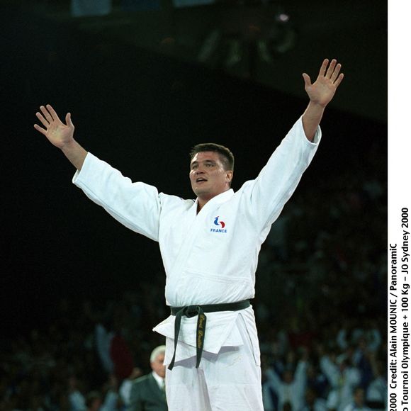 L'ancien champion de judo vit désormais avec Vanessa...

David Douillet- Judo Tournoi Olympique + 100 Kg - JO Sydney 2000 joie hauteur victoire medaille or vainqueur Alain Mounic / Panoramic / Bestimage