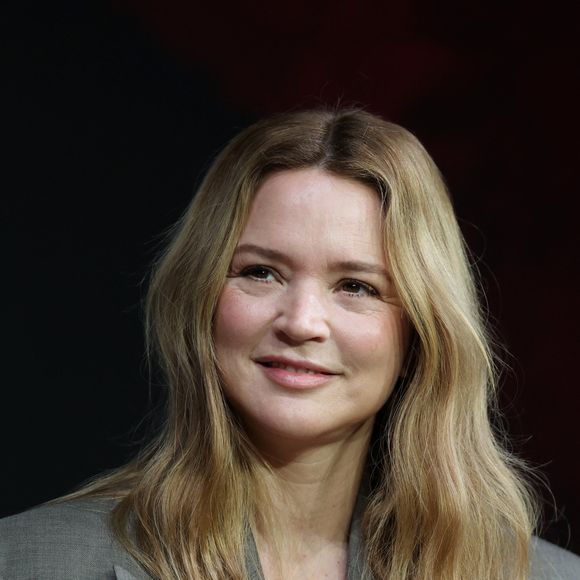 Ils forment ainsi une belle famille recomposée.

Virginie Efira lors d'une conversation avec V.Efira et C.Mastroianni dans le cadre de la 22ème édition du Festival International du Film de Marrakech, Maroc, le 30 novembre 2025. © Dominique Jacovides/Bestimage