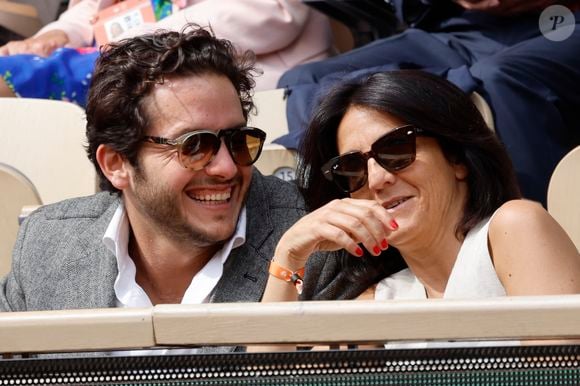 Florence Foresti et son compagnon Alexandre Kominek - People dans les tribunes lors des Internationaux de France de Tennis de Roland Garros 2022 à Paris le 29 mai 2022. © Cyril Moreau/Bestimage