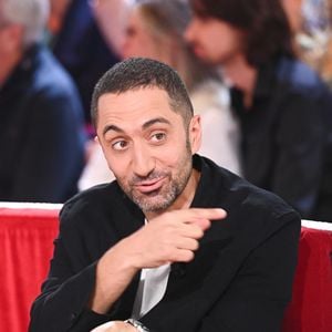 Le célèbre médecin Jimmy Mohamed alerte sur les pièges invisibles liés à certaines paires et à notre comportement d'enfilage au quotidien.

Exclusif - Jimmy Mohamed - Enregistrement de l'émission "Vivement dimanche".  

© Guillaume Gaffiot / Bestimage