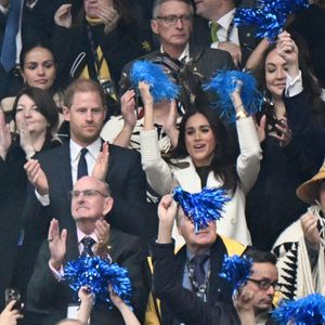 Depuis leur départ fracassant de la famille royale, Meghan Markle et le prince Harry sont au cœur de toutes les polémiques...

Le prince Harry et Meghan Markle assistent à la cérémonie d'ouverture des "Invictus Games Vancouver Whistler 2025" au Canada. Backgrid UK/ Bestimage
