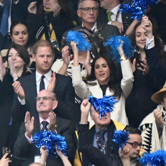 Depuis leur départ fracassant de la famille royale, Meghan Markle et le prince Harry sont au cœur de toutes les polémiques...

Le prince Harry et Meghan Markle assistent à la cérémonie d'ouverture des "Invictus Games Vancouver Whistler 2025" au Canada. Backgrid UK/ Bestimage