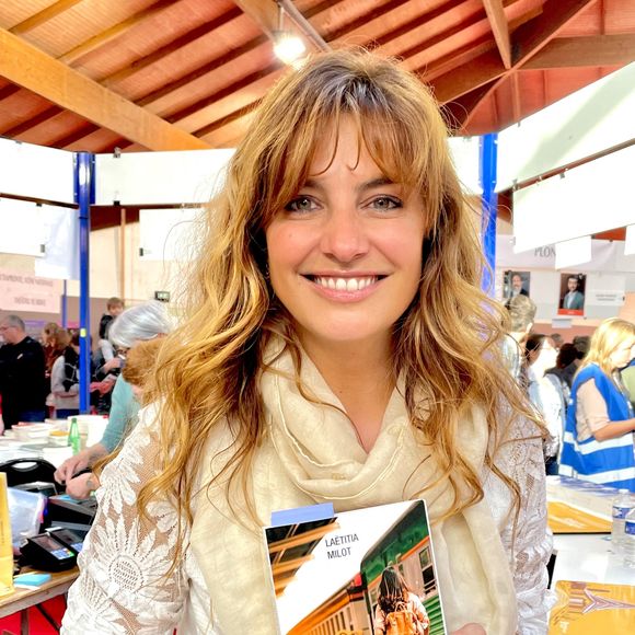 Laëtitia Milot pour le livre "Sur nos chemins" en dédicace à la 43ème Foire du Livre de Brive le 9 novembre 2025. © Fabien Faure / Bestimage