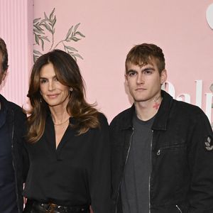 Nouvelle choc...

Presley Gerber, Cindy Crawford et Rande Gerber à la première mondiale de "Palm Royal" (Apple TV+) au Samuel Goldwyn Theater, à Beverly Hills

© PPS/Bestimage