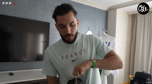 Rayan Cherki a ironisé sur la trousse de toilette mise à disposition des Bleus : "on n'est pas très beau, mais on sent bon"

Capture d'écran YouTube FFF