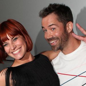 Fauve et Emmanuel Moire posent après avoir participé à un flashmob organisé par l'émission de télévision française « Danse avec les stars » à l'aéroport Roissy-Charles de Gaulle, près de Paris, en France, le 12 juillet 2013. Photo : Audrey Poree/ABACAPRESS.COM