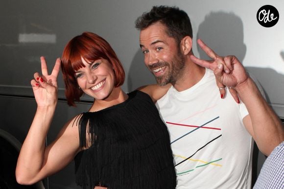 Fauve et Emmanuel Moire posent après avoir participé à un flashmob organisé par l'émission de télévision française « Danse avec les stars » à l'aéroport Roissy-Charles de Gaulle, près de Paris, en France, le 12 juillet 2013. Photo : Audrey Poree/ABACAPRESS.COM