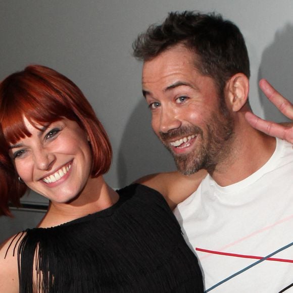 Fauve et Emmanuel Moire posent après avoir participé à un flashmob organisé par l'émission de télévision française « Danse avec les stars » à l'aéroport Roissy-Charles de Gaulle, près de Paris, en France, le 12 juillet 2013. Photo : Audrey Poree/ABACAPRESS.COM