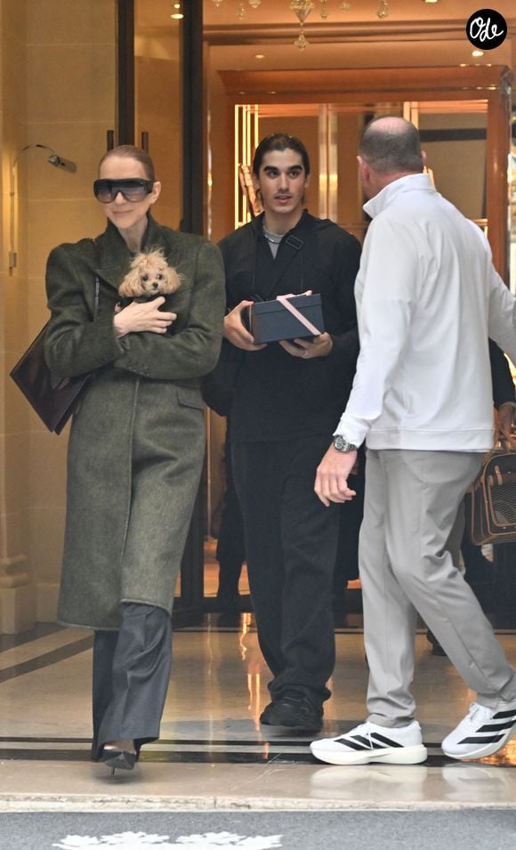 Céline Dion, accompagnée de ses fils Eddy et Nelson Angelil, quitte le palace Royal Monceau à La Plenitude Arena à Paris, après 16 concerts en cinq semaines devant près de 500.000 personnes, le 19 octobre 2026. 
© Christian Liewig / Bestimage