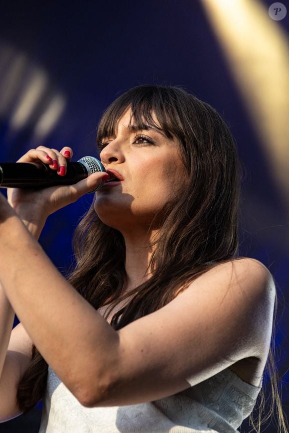 Et sur les images, il chante le nouveau titre de sa mère, "Le mur"

Clara Luciani se produit sur scène lors du Festiv4L Signe Renault au Chalet des Iles le 23 juin 2025 à Paris, France. Photo by Nasser Berzane/ABACAPRESS.COM