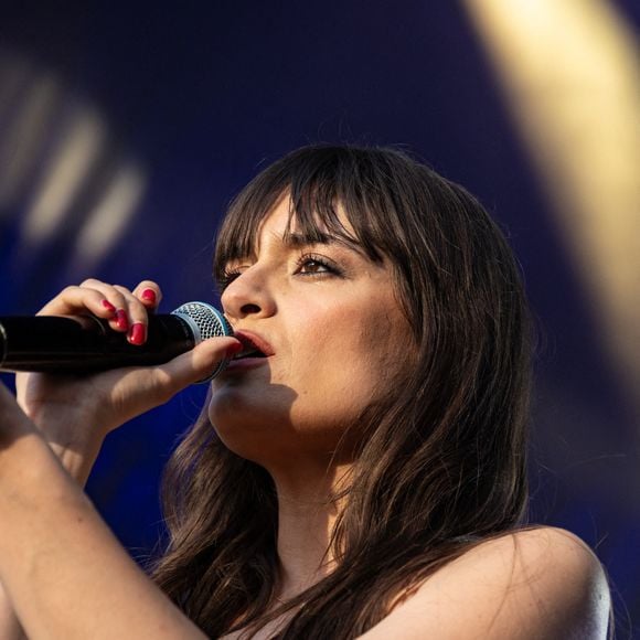 Et sur les images, il chante le nouveau titre de sa mère, "Le mur"

Clara Luciani se produit sur scène lors du Festiv4L Signe Renault au Chalet des Iles le 23 juin 2025 à Paris, France. Photo by Nasser Berzane/ABACAPRESS.COM