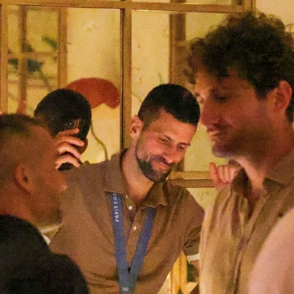 Paris, FRANCE - Le joueur de tennis Novak Djokovic a été vu arrivant au restaurant de Sienne, affichant fièrement sa médaille d’or aux Jeux olympiques de 2024. L’athlète a profité d’un repas de célébration suite à sa récente victoire.
Backgrid USA / Bestimage