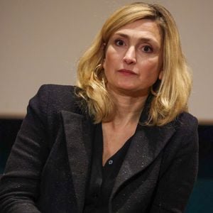 La comédienne et productrice a partagé un hommage bouleversant à celle qu'elle considérait comme sa "sœur jumelle".

 Julie Gayet lors de la présentation du film "Olympe, une femme dans la révolution" au cinéma Jean Eustache à Pessac, Gironde, France, le 13 janvier 2025. © Jean-Marc Lhomer/Bestimage