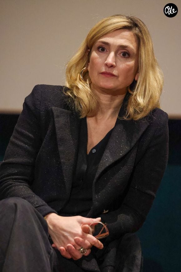 La comédienne et productrice a partagé un hommage bouleversant à celle qu'elle considérait comme sa "sœur jumelle".

 Julie Gayet lors de la présentation du film "Olympe, une femme dans la révolution" au cinéma Jean Eustache à Pessac, Gironde, France, le 13 janvier 2025. © Jean-Marc Lhomer/Bestimage