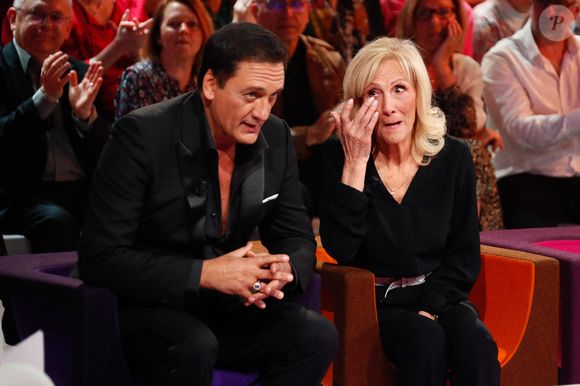 Exclusif - Dany Brillant et sa mère Mireille Cohen (émue) lors de l'enregistrement de l'émission "Famille je vous aime" présentée par M. Drucker et qui sera diffusée le 13 juin 2025 sur France 3, aux Studios rive gauche à Paris, France, le 14 avril 2025. © Clovis-Gaffiot/Bestimage