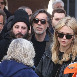 Virginie Efira, Stephane De Groodt et Vincent Macaigne arrivent aux funérailles de l'actrice belge Emilie Dequenne au crématorium du cimetière du Père Lachaise à Paris, France, le 26 mars 2025. Photo by Jerome Domine/ABACAPRESS.COM