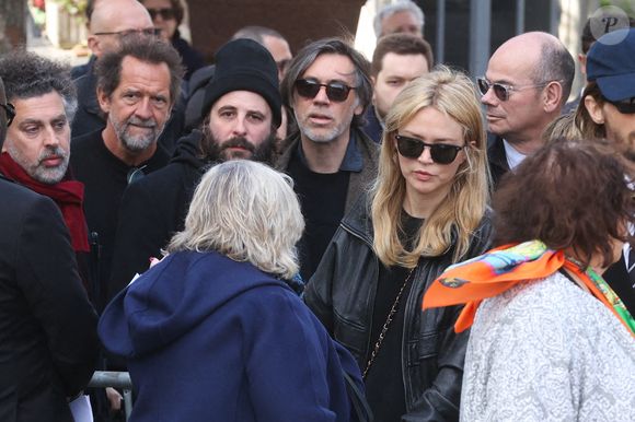 Virginie Efira, Stephane De Groodt et Vincent Macaigne arrivent aux funérailles de l'actrice belge Emilie Dequenne au crématorium du cimetière du Père Lachaise à Paris, France, le 26 mars 2025. Photo by Jerome Domine/ABACAPRESS.COM