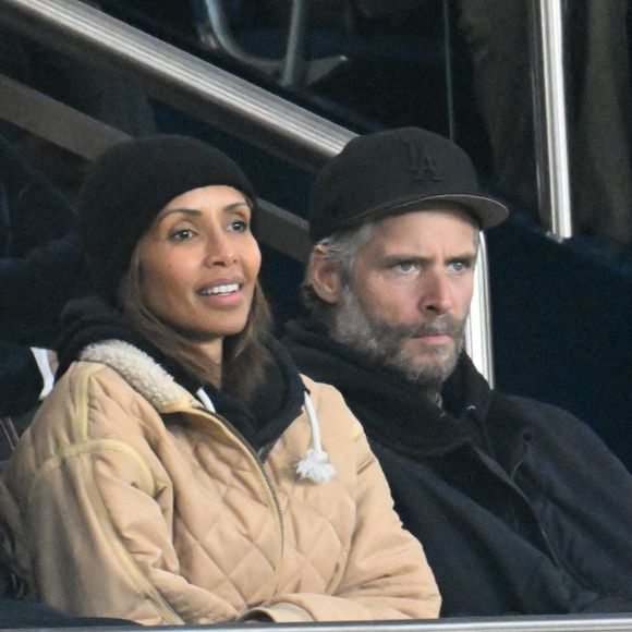 Sonia Rolland et son mari Guillaume Gabriel en tribunes lors du match de football Ligue 1 Uber Eats opposant le Paris Saint-Germain (PSG) à l'OGC Nice (1-0) au Parc des Princes à Paris, France, le 1er novembre 2025. © Lionel Urman/Bestimage