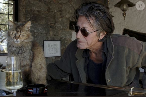 Archives - En France, Jacques Dutronc chez lui à Monticello en Corse avec ses chats. le 9 mai 2005.
GONGORA Marie-Anne via Bestimage