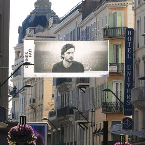 Exclusif -  A l'occasion du 78ème Festival International du Film de Cannes et dans le cadre de la 21ème edition de "Cannes fait le Mur ", Anouchka Delon, le Humann Prize et la Mairie de Cannes s'unissent à la FNAC pour rendre un hommage à l illustre acteur français Alain Delon à travers une exposition de photos "Delon & Elles" dans toute la ville de Cannes le 15 mai 2025. © Lionel Urman/Bestimage