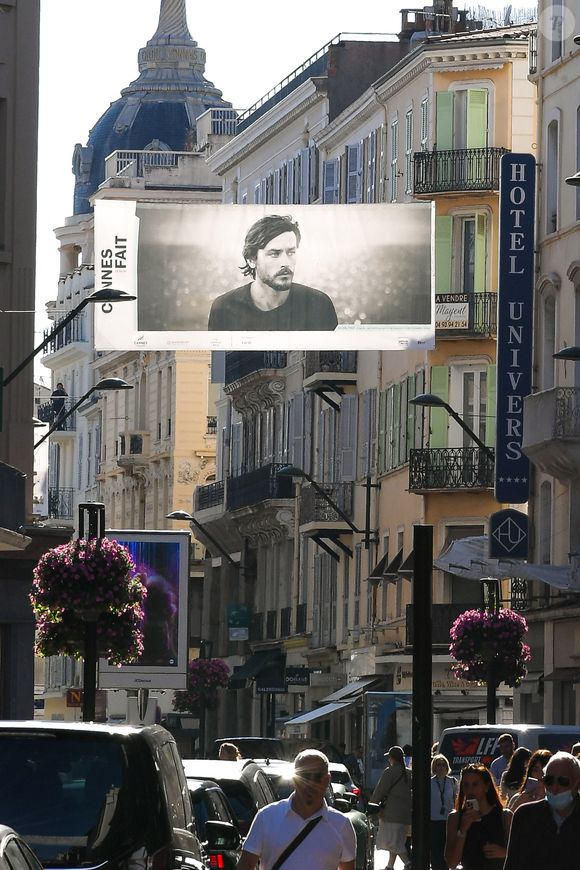 Exclusif -  A l'occasion du 78ème Festival International du Film de Cannes et dans le cadre de la 21ème edition de "Cannes fait le Mur ", Anouchka Delon, le Humann Prize et la Mairie de Cannes s'unissent à la FNAC pour rendre un hommage à l illustre acteur français Alain Delon à travers une exposition de photos "Delon & Elles" dans toute la ville de Cannes le 15 mai 2025. © Lionel Urman/Bestimage