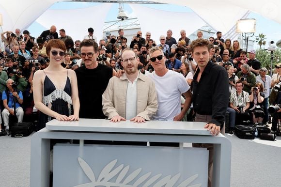 Lors de la conférence de presse du film "Eddington" lors du 78e Festival de Cannes, 

Emma Stone, Pedro Pascal, Ari Aster, Joaquin Phoenix et Austin Butler au photocall de Eddington lors du 78ème Festival International du Film de Cannes, au Palais des Festivals à Cannes, France, le 17 mai 2025. © Jacovides-Moreau/Bestimage