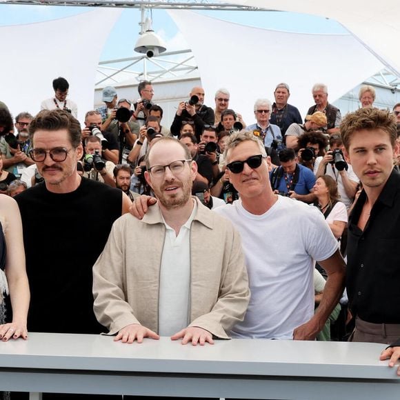 Lors de la conférence de presse du film "Eddington" lors du 78e Festival de Cannes, 

Emma Stone, Pedro Pascal, Ari Aster, Joaquin Phoenix et Austin Butler au photocall de Eddington lors du 78ème Festival International du Film de Cannes, au Palais des Festivals à Cannes, France, le 17 mai 2025. © Jacovides-Moreau/Bestimage